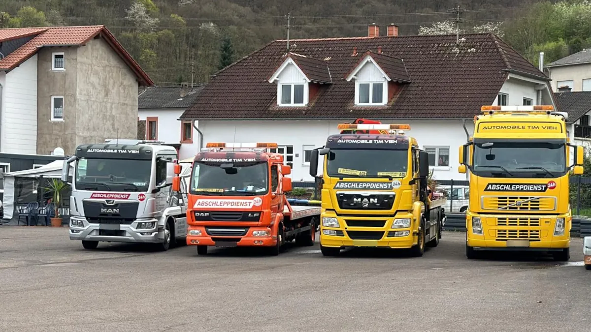 Abschleppfahrzeug auf Betriebsgelände von Automobile Tim Vieh