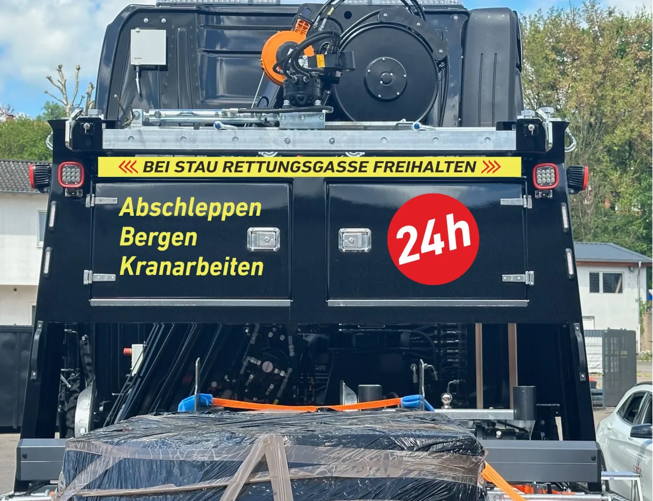 Heckansicht des Abschleppfahrzeugs mit 24h Beschriftung