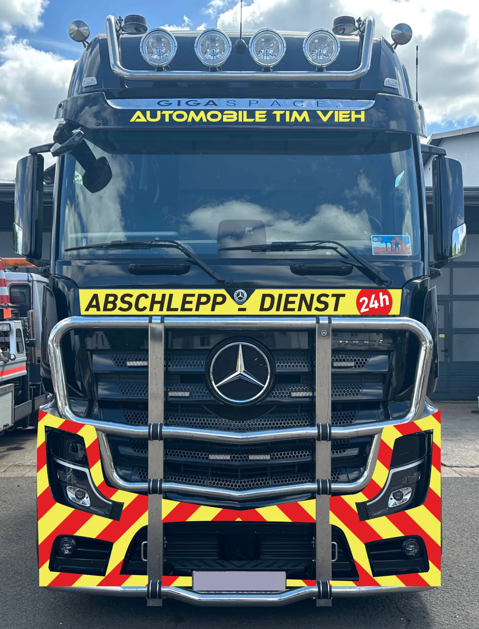 Schwarzer Abschleppwagen von Automobile Tim Vieh frontal